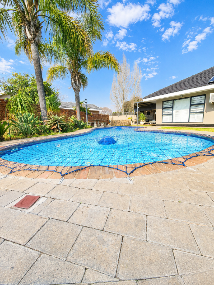 5 Bedroom Property for Sale in Flamwood North West